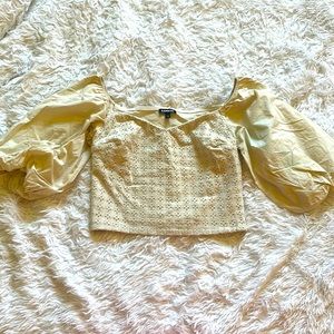 NWOT Eyelet detain balloon sleeve crop  size M
